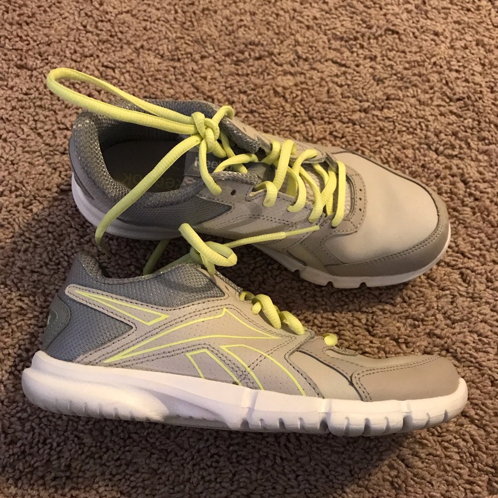 SALE👟 Reebok size 6Y sneaker.